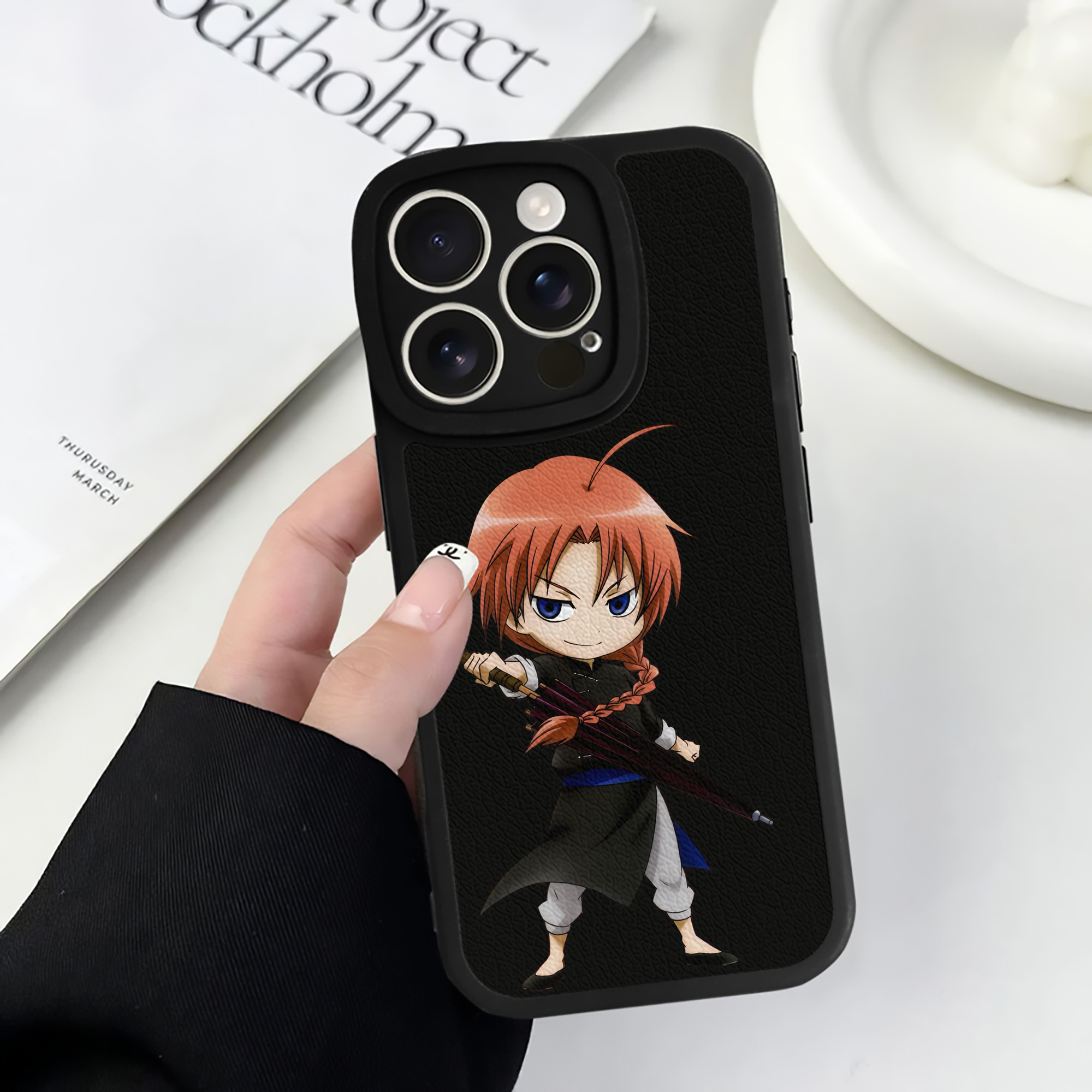（画像用） ぎんたま 坂田銀時（さかたぎんとき） 神楽 志村新八（しむら しんぱち） GINTAMA Sakata Gintoki Kagura Shimura Shinpachi 【iPhone 16シリーズ対応】シリコンスマホケース（レザー調） 材質：シリコン